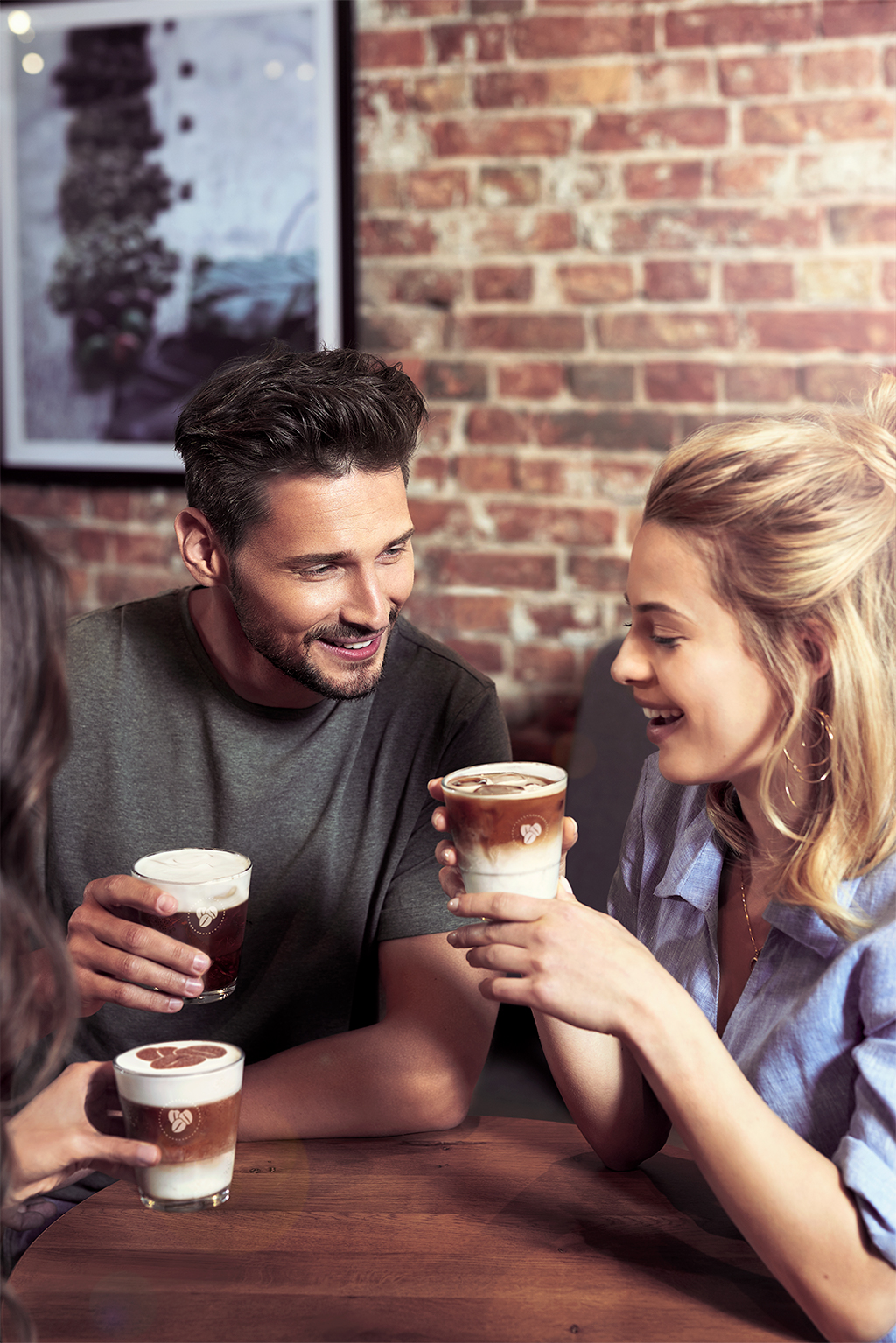 Postprodukcja zdjęcia do reklama kawy ze szczęśliwymi ludźmi.