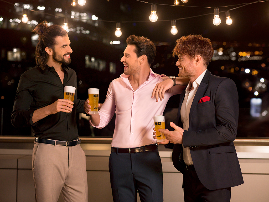 reklama wysokopółkowego piwa z trzema mężczyznami