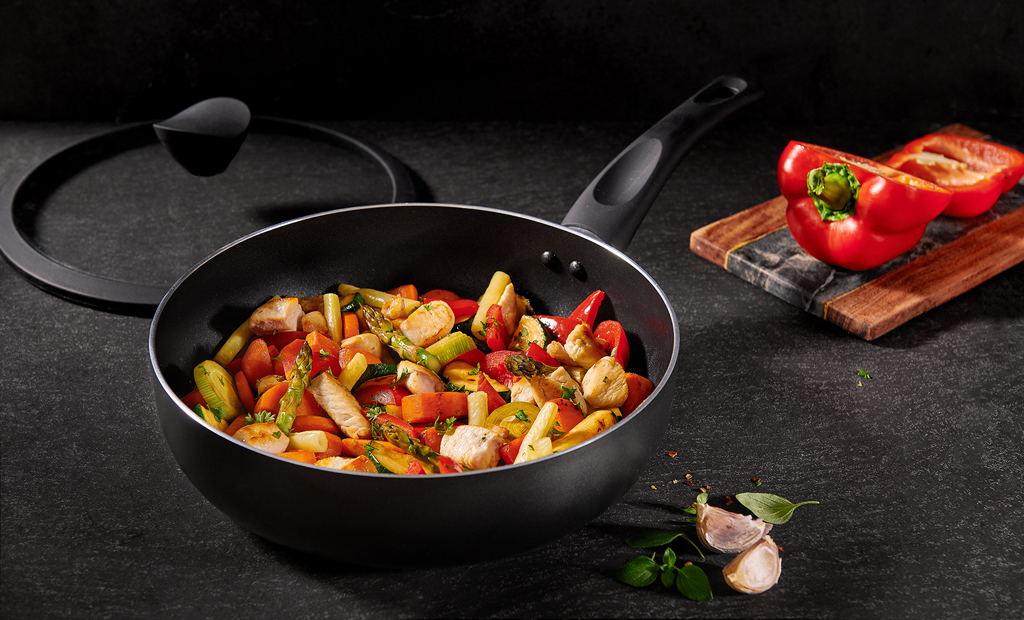 patelnia z warzywami product shot