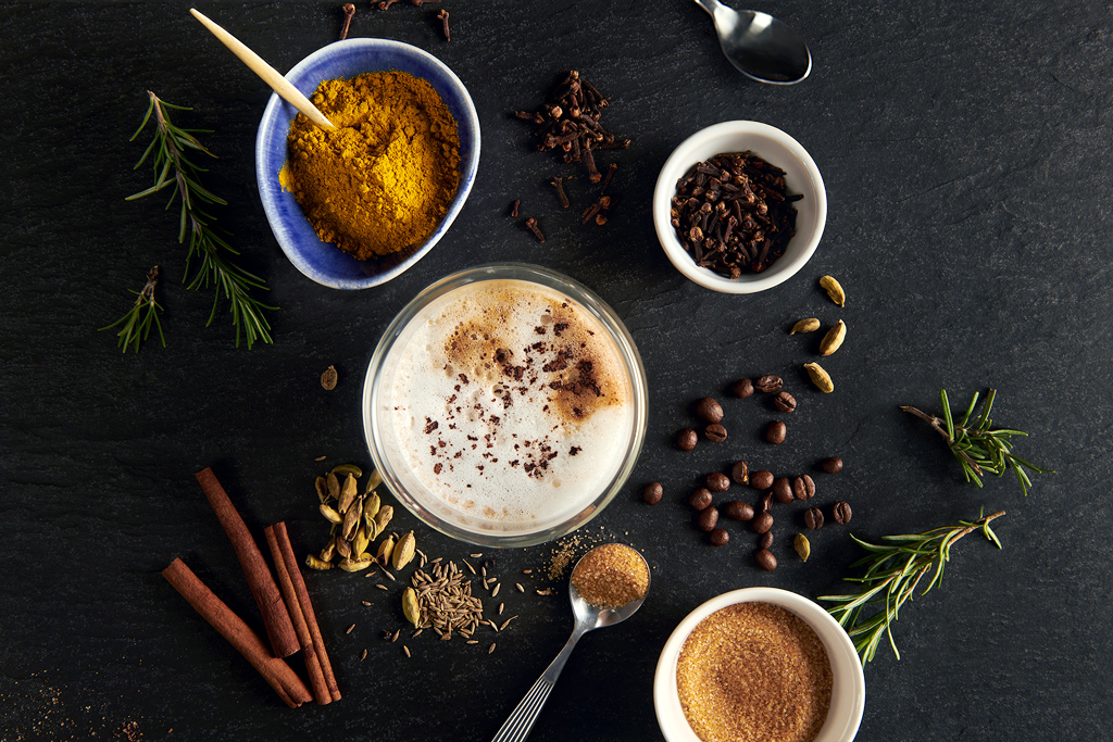 Kawy z przyprawami na ciemnym tle