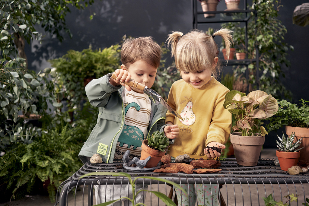 Dzieci bawiące sie w ogrodze kampania modowa