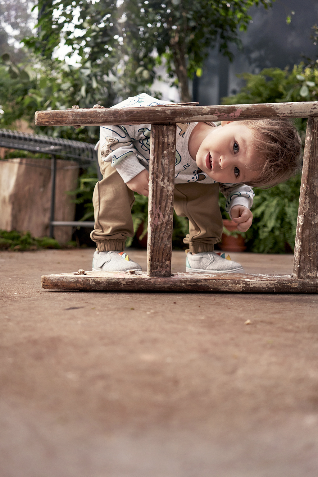 chłopczyk pozujący za drabiną ubrania dziecięce
