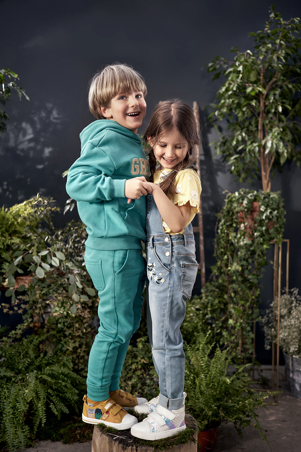 dwoje dzieci w kampanii reklamowej ubrań wiosennych