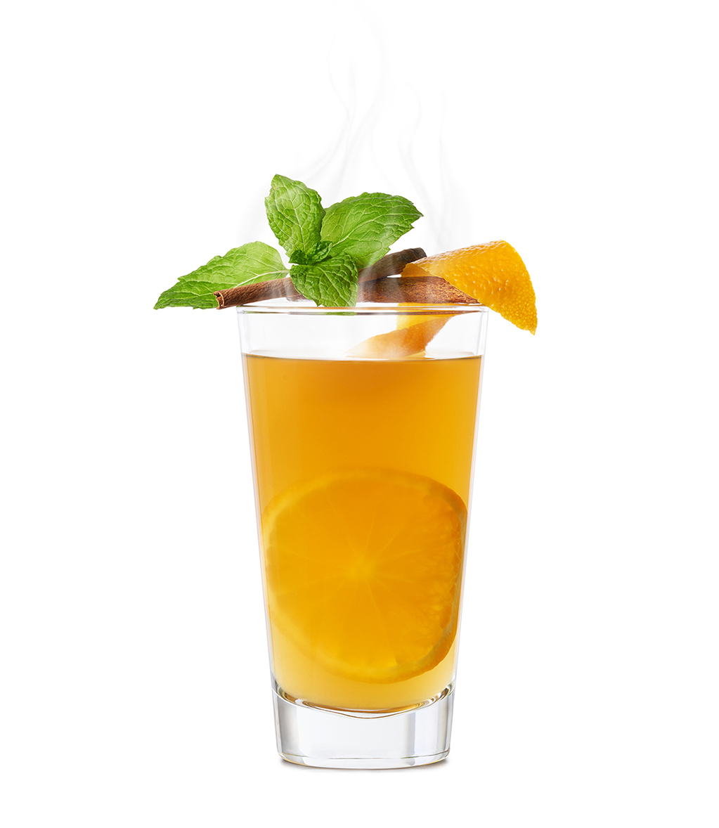 Gorący drink z pomarańczą i cynamonem