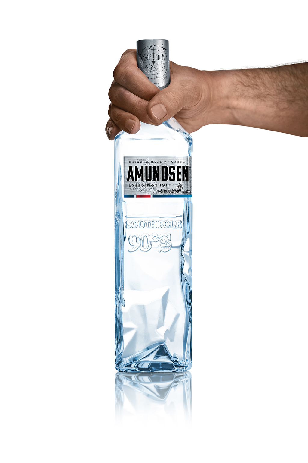 Amundsen butelka packshot z dłonią