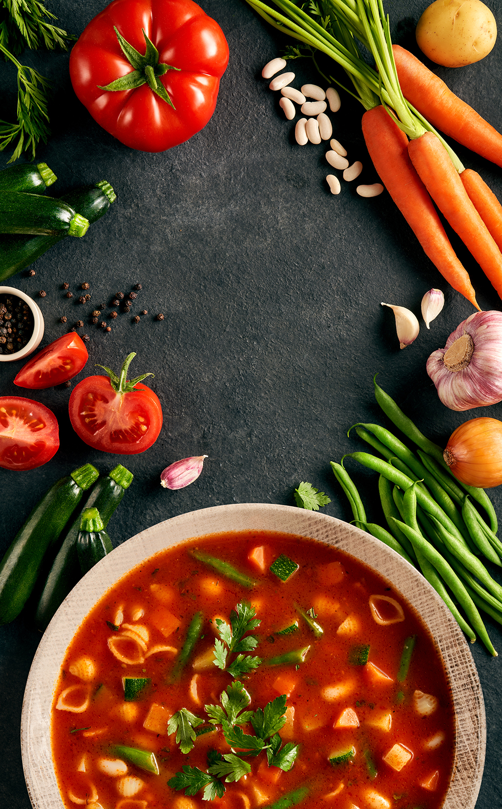 Minestrone na talerzu w aranżacji