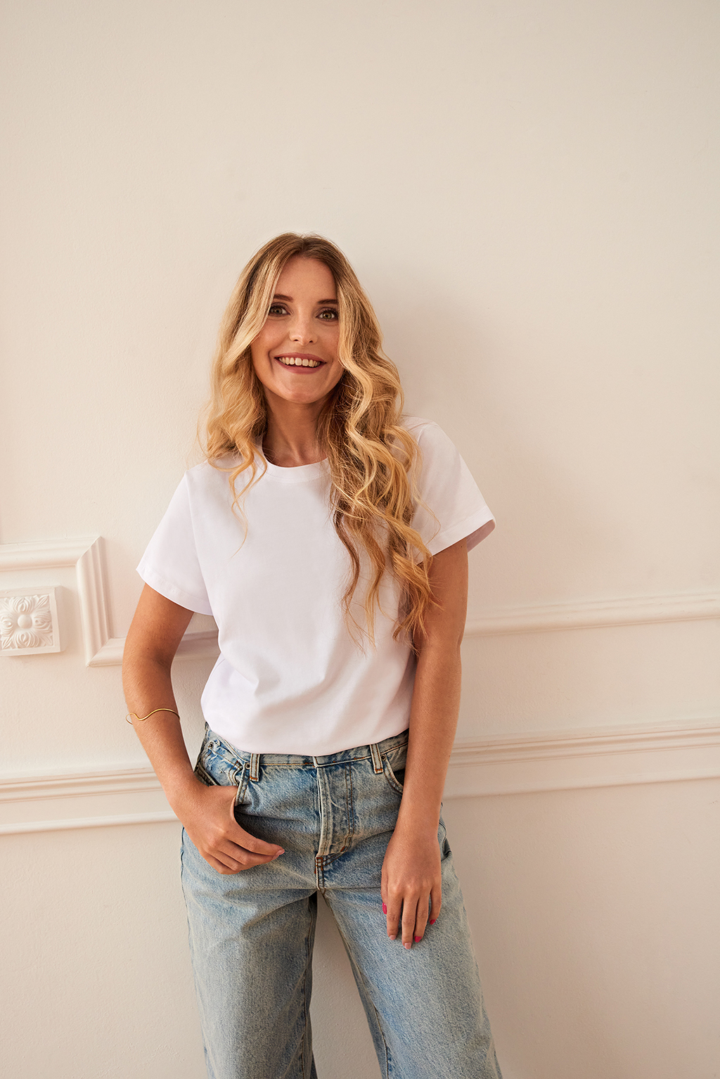 uśmiechnięta kobieta z blond włosami