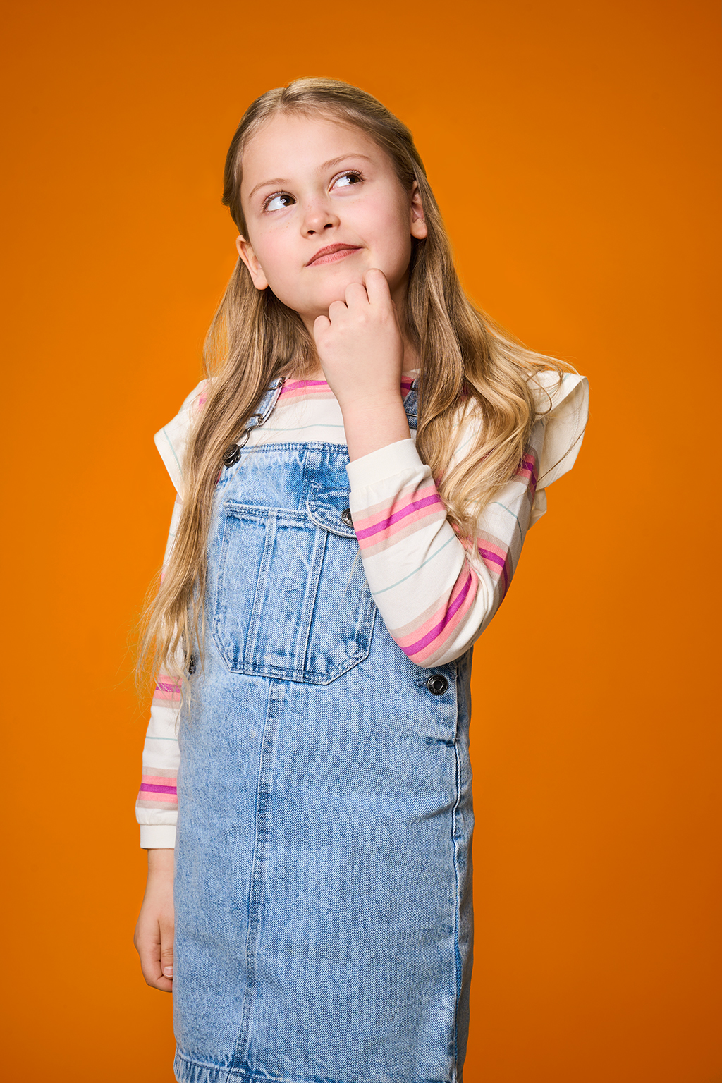 dziewczynka na żółtym tle