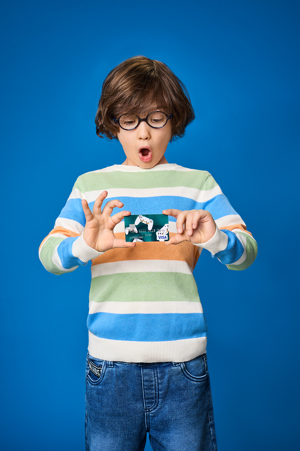 zaskoczony chłopiec na niebieskim tle