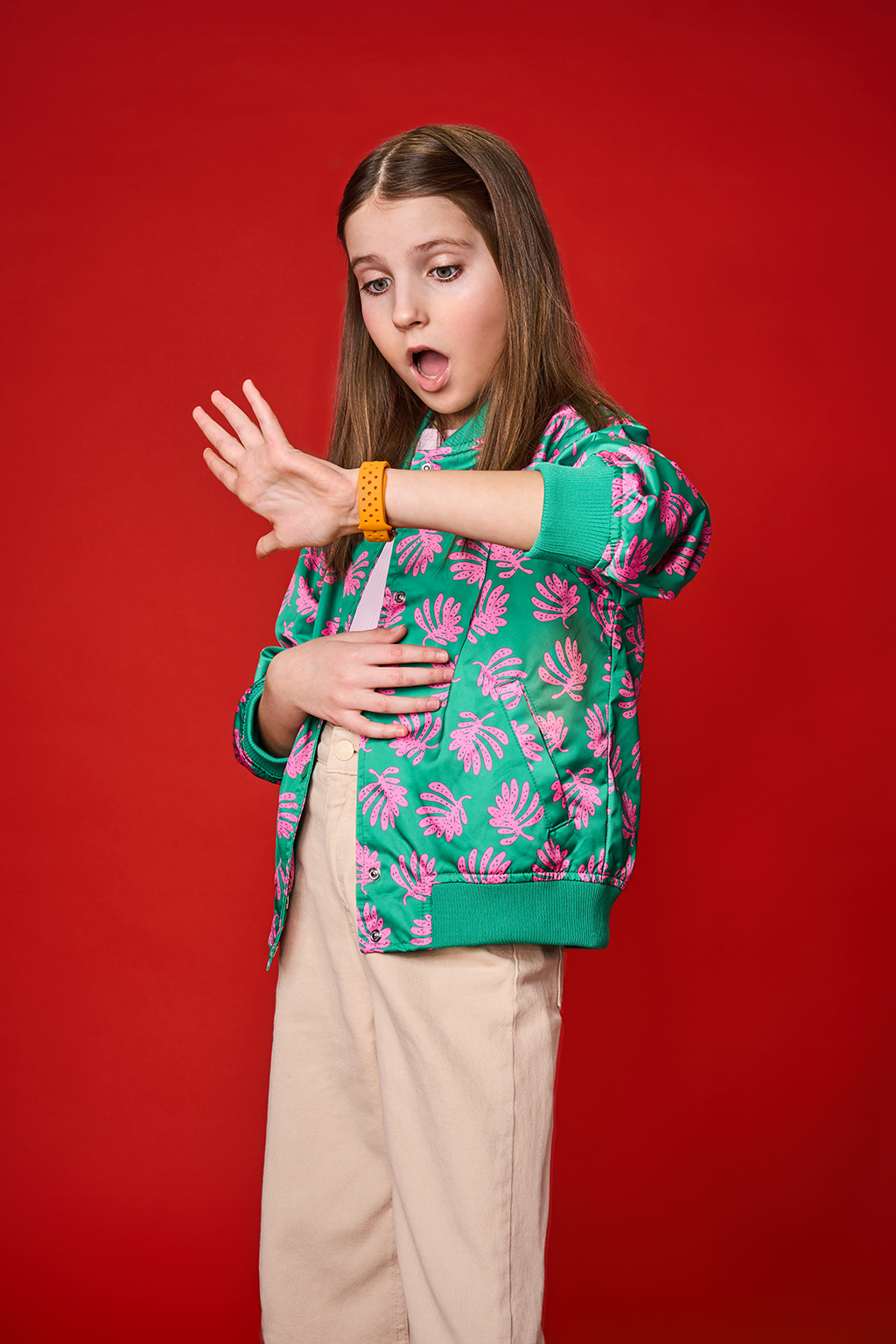 zdziwiona dziewczynka patrząca na zegarek