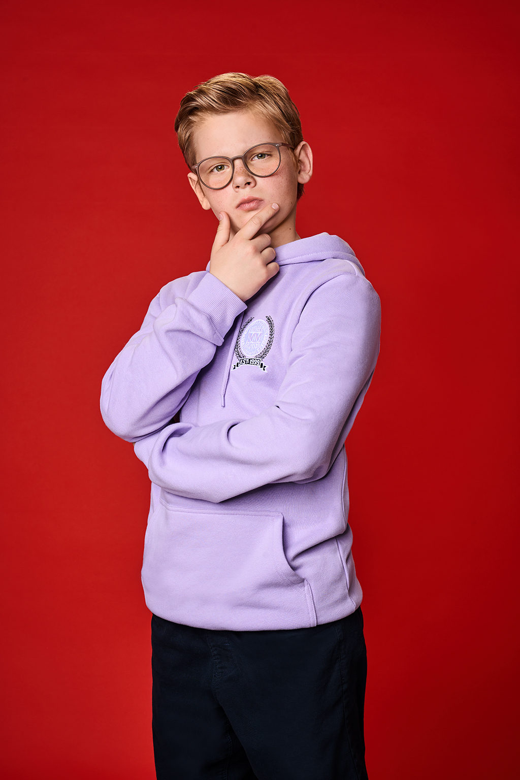 zamyślony chłopiec na czerwonym tle