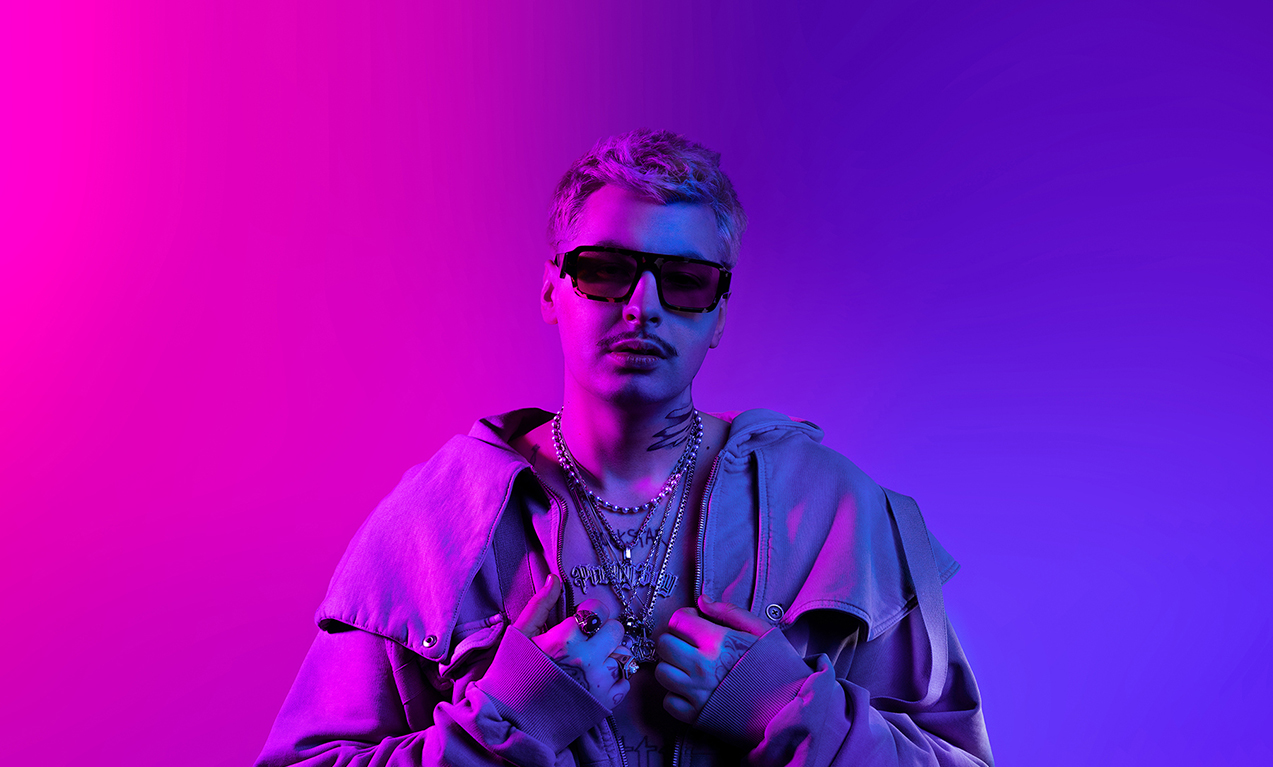 Zdjęcie muzyka w okularach