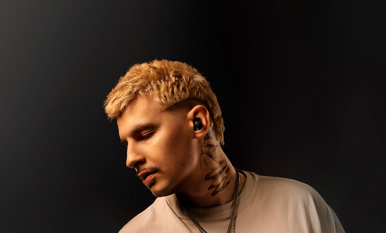 Polski raper w słuchawkach znanej markij