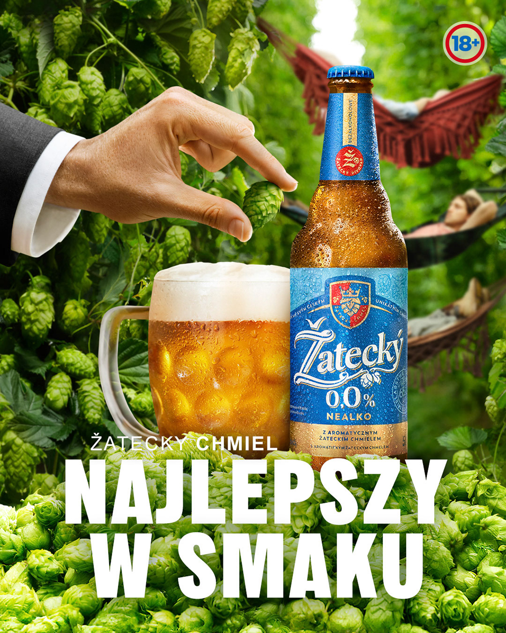 butelka i kufel w kompozycji z ręką